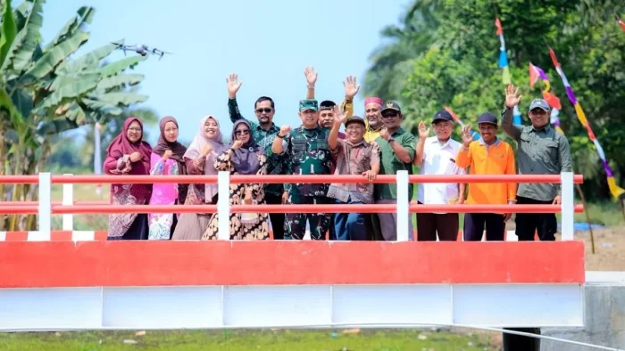 Pangdam VI/Mulawarman Tinjau Jembatan Garuda Merah Putih di Sebakung Jaya