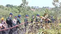 Lanud Dhomber Kerahkan 50 Prajurit dan Dua Mobil Damkar Padamkan Karhutla di Sepinggan