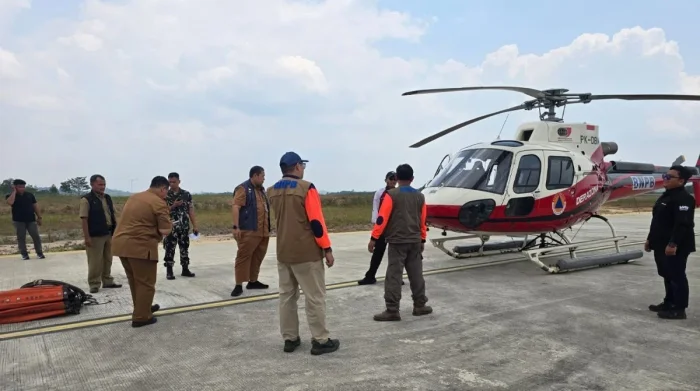 Helikopter bantuan BNPB tiba di Bandara APT Pranoto Samarinda untuk mendukung operasi pemadaman kebakaran hutan dan lahan melalui metode water bombing. Foto: Dok/BPBD Samarinda