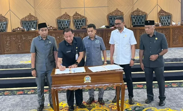Penandatanganan Kesepakatan Perubahan KUA dan Perubahan PPAS Tahun Anggaran 2026 dalam rapat paripurna di Gedung DPRD Balikpapan, pada Rabu (9/9/2026). Foto: BorneoFlash.com/Niken Sulastri