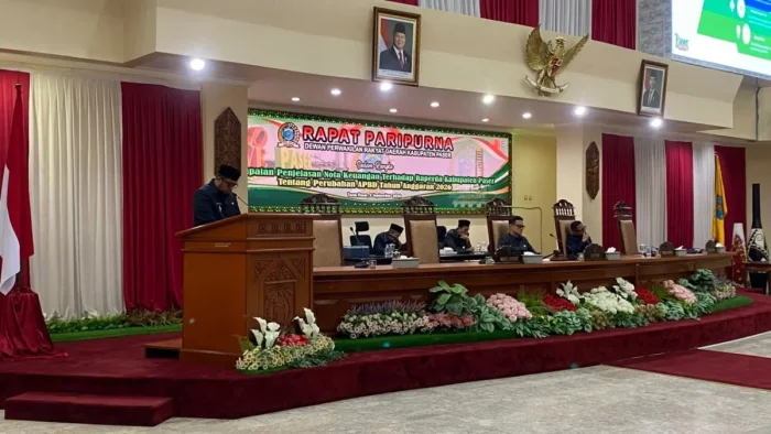 Rapat Paripurna DPRD Kabupaten Paser terkait  penyampaian penjelasan nota keuangan Rancangan Peraturan Daerah (Raperda) tentang Perubahan Anggaran Pendapatan dan Belanja Daerah (APBD) Tahun Anggaran 2026. Foto: BorneoFlash.com/Aji Yudha