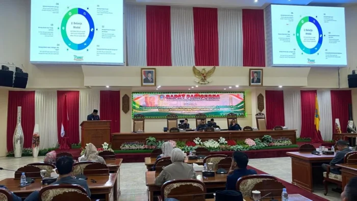 Rapat Paripurna DPRD Kabupaten Paser terkait penyampaian penjelasan nota keuangan Rancangan Peraturan Daerah (Raperda) tentang Perubahan Anggaran Pendapatan dan Belanja Daerah (APBD) Tahun Anggaran 2026. Foto: BorneoFlash.com/Aji Yudha