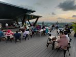 Sunset Bites di Rooftop Terrace Hotel Platinum Balikpapan (HO/Hotel Platinum Balikpapan)