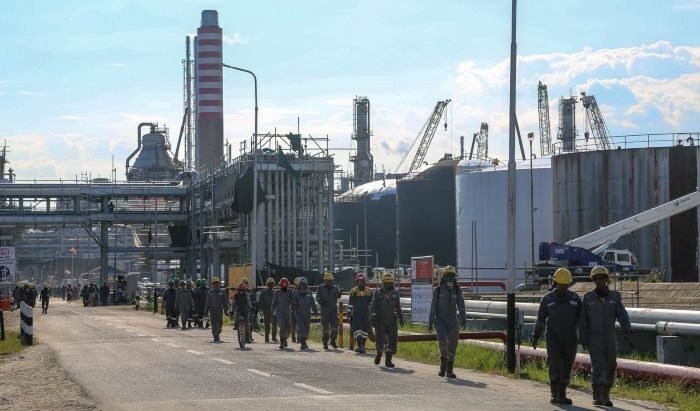 Pekerja melintas di area pembangunan proyek Refinery Development Master Project (RDMP) Refinery Unit V Balikpapan, Kalimantan Timur. Foto: BorneoFlash/Ist