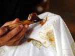 Hari Batik Nasional tanggal 2 Oktober berkaitan dengan dikukuhkannya batik menjadi Warisan Kemanusiaan untuk Budaya Lisan dan Nonbendawi.