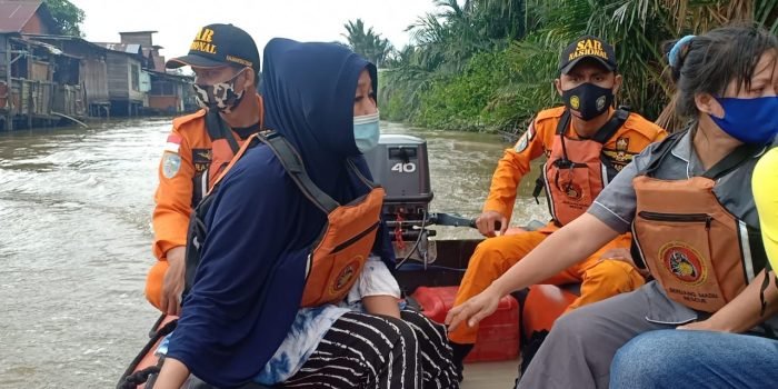 Proses Evakuasi Oleh Tim dengan Menggunakan Rubber boat
