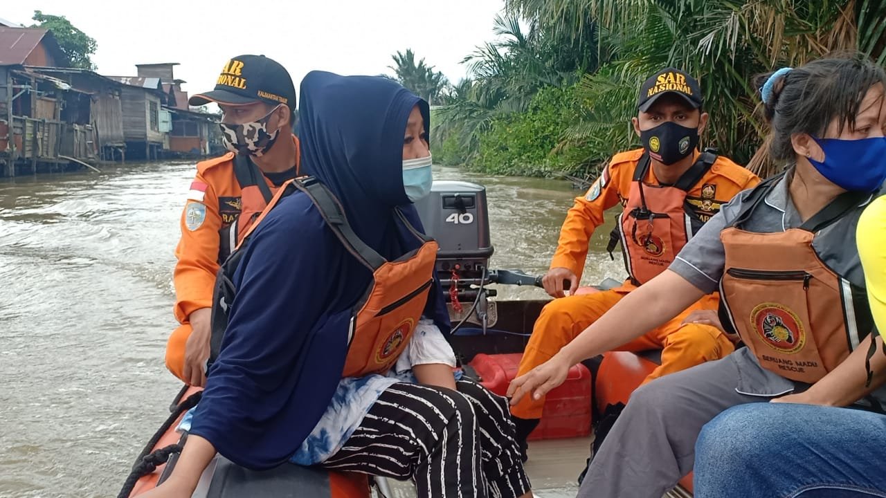 Proses Evakuasi Oleh Tim dengan Menggunakan Rubber boat