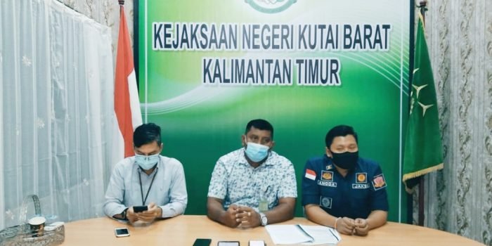Kasi Intel Kejaksaan Negeri (Kejari) Kubar, Ricki Rionart Panggabean (tengah). Foto : BorneoFlash.com/DOK.
