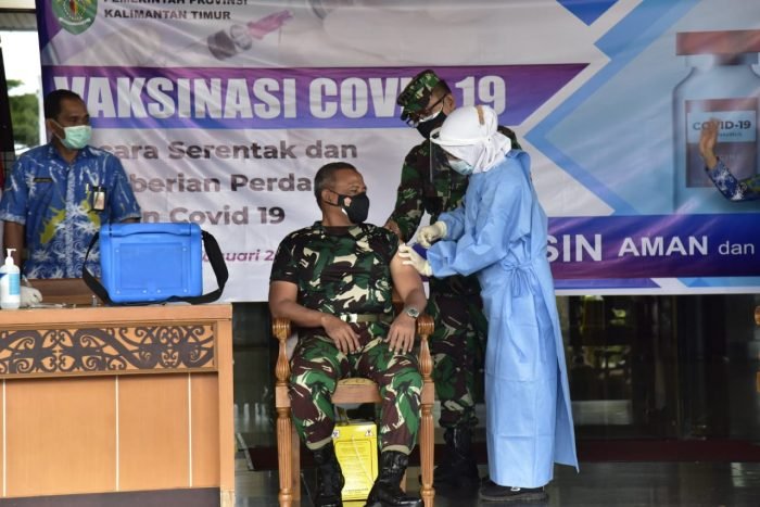 Penyuntikan Vaksin Sinovac Perdana untuk Pangdam VI Mulawarman Foto Pendam
