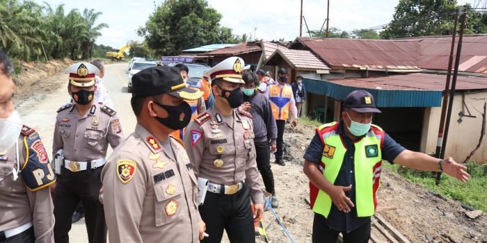 Tinjau Jalan Longsor Samarinda-Balikpapan