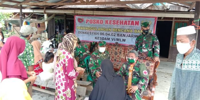 Tim Pusat Kesehatan Angkatan Darat, TNI-AD membuka posko kesehatan penanggulangan banjir di kecamatan Pandawan Kabupaten Hulu Sungai Tengah (HST), pada Rabu (20/01/2021). Foto: BorneoFlash/Ist