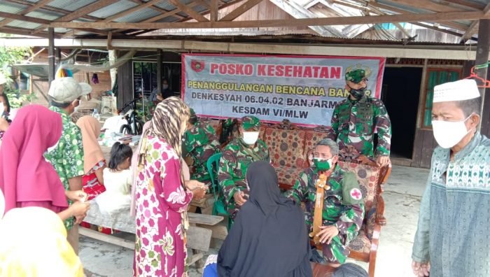 Tim Pusat Kesehatan Angkatan Darat, TNI-AD membuka posko kesehatan penanggulangan banjir di kecamatan Pandawan Kabupaten Hulu Sungai Tengah (HST), pada Rabu (20/01/2021). Foto: BorneoFlash/Ist