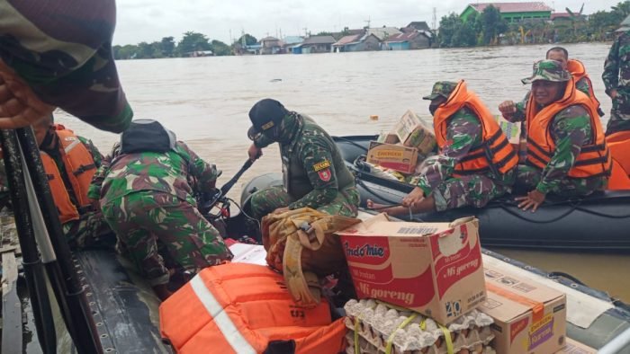Kodim 1006/ mtp turun langsung ke lapangan untuk memberikan bantuan sembako. Foto: BorneoFlash/Ist