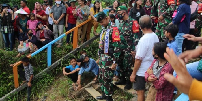 Suka Cita Masyarakat Desa Batu Majang dan Satgas Pamtas RI-MLY Yonif 614/RJP Saat Melepas Keberangkatan Yonif R 200/BN