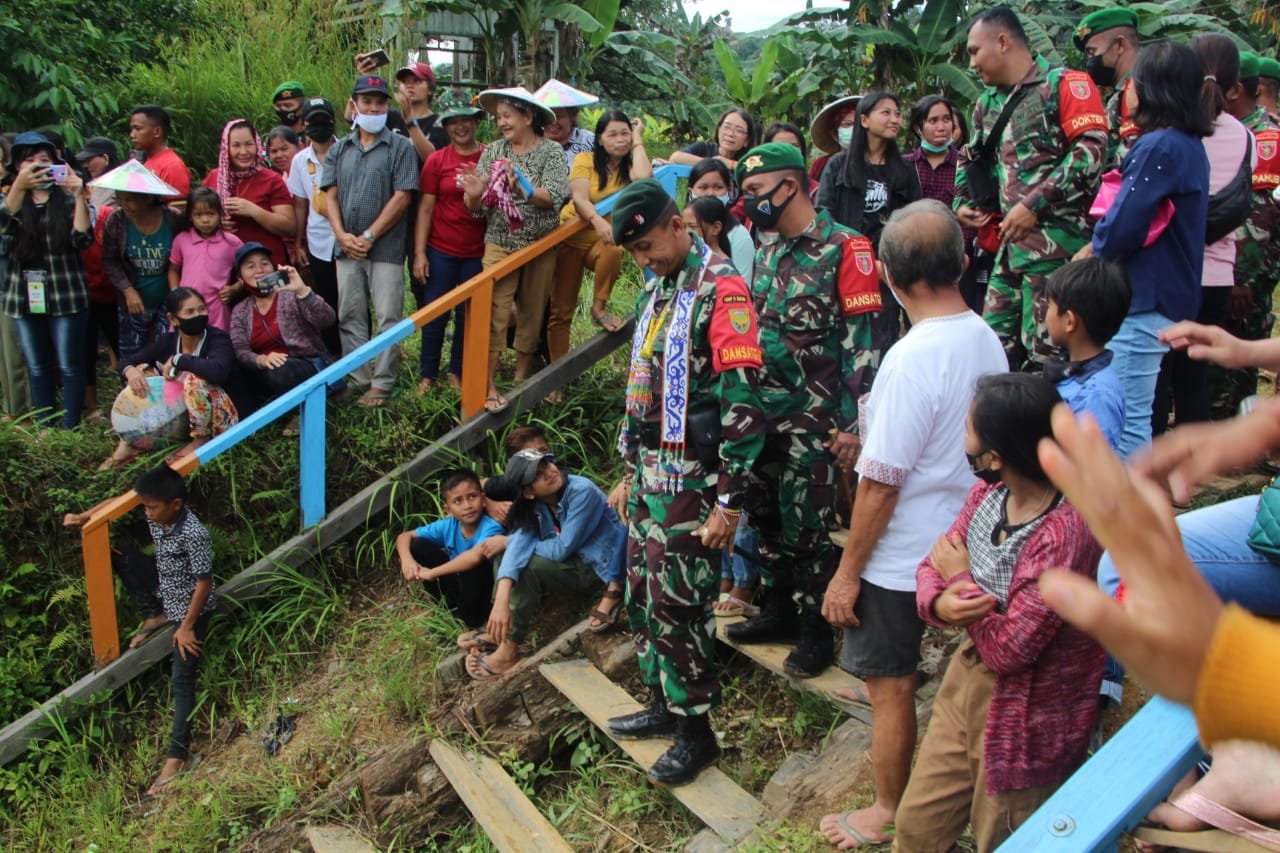 Suka Cita Masyarakat Desa Batu Majang dan Satgas Pamtas RI-MLY Yonif 614/RJP Saat Melepas Keberangkatan Yonif R 200/BN