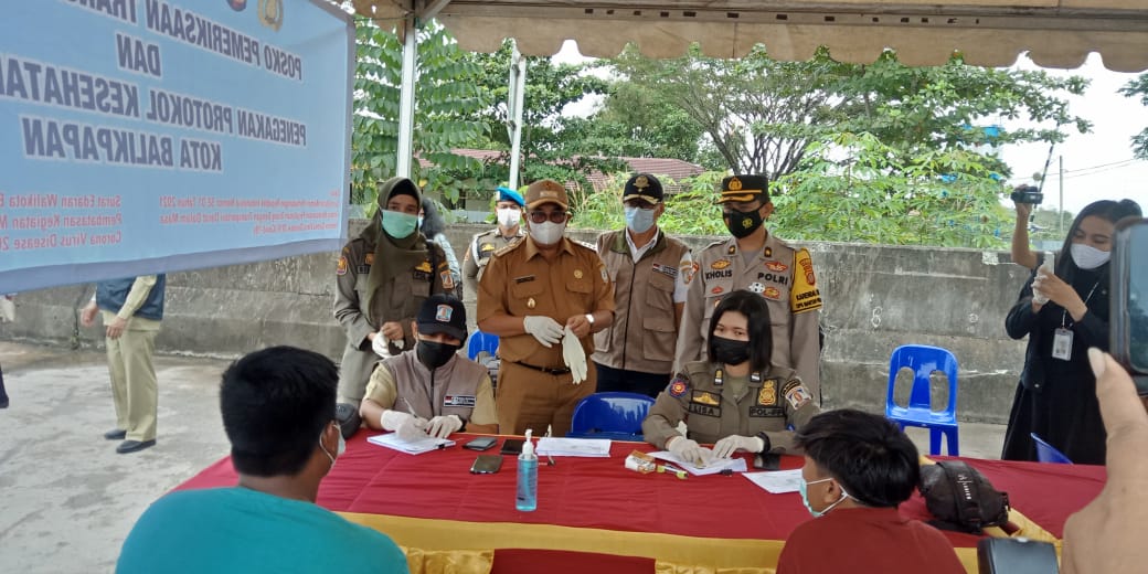 Pertegas Protokol Kesehatan, Walikota Balikpapan Rizal Effendi Tinjau Posko Pemeriksaan Rapid Antigen Di Km 13