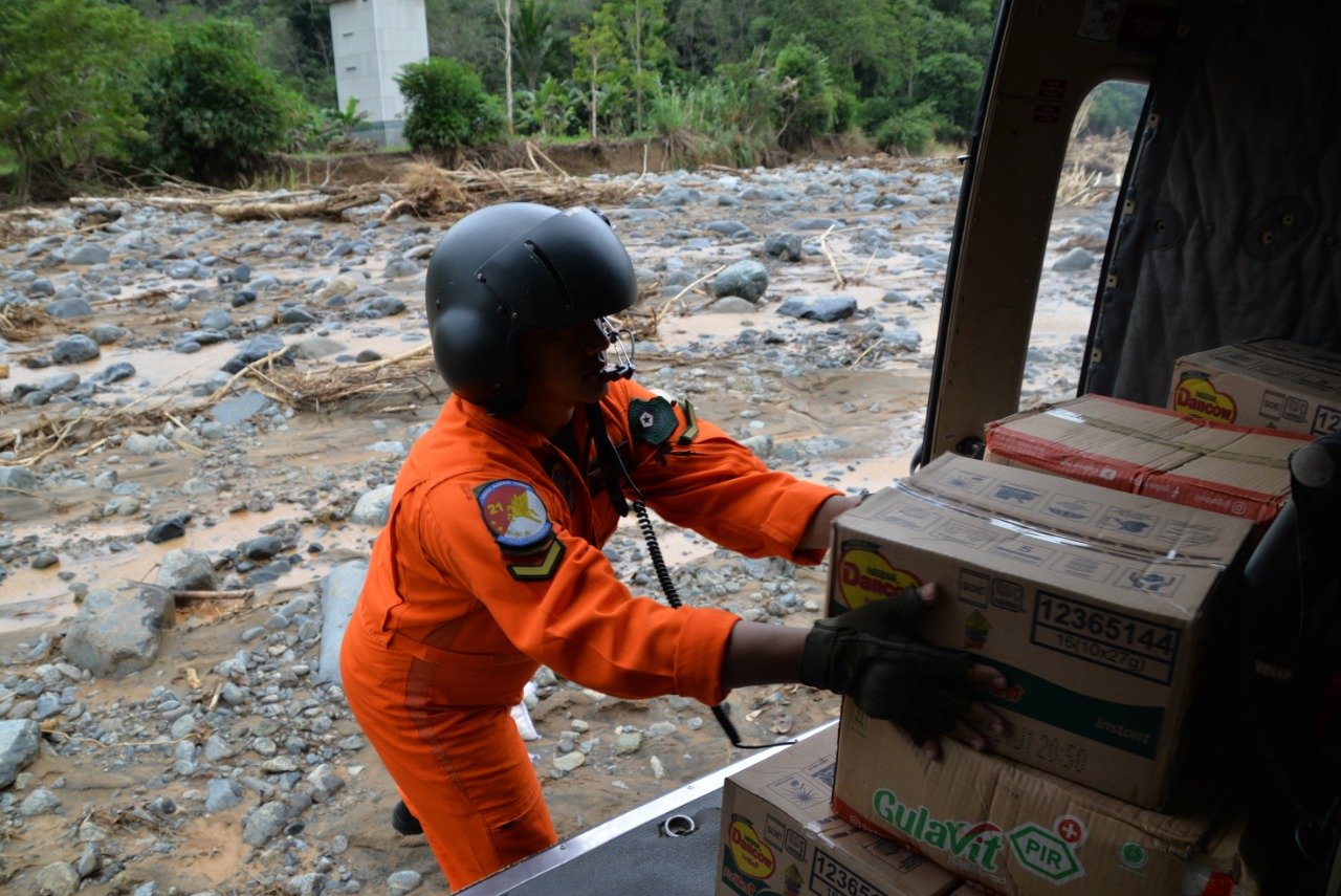 Korem 101/Antasari, Heli TNI AD Terus Pasok Logistik di Desa Datar Ajab
