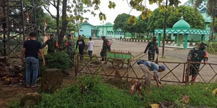 Danramil 06/Barabai Pimpin Langsung Anggota Pembersihan Halaman Masjid Riadhusshalihin