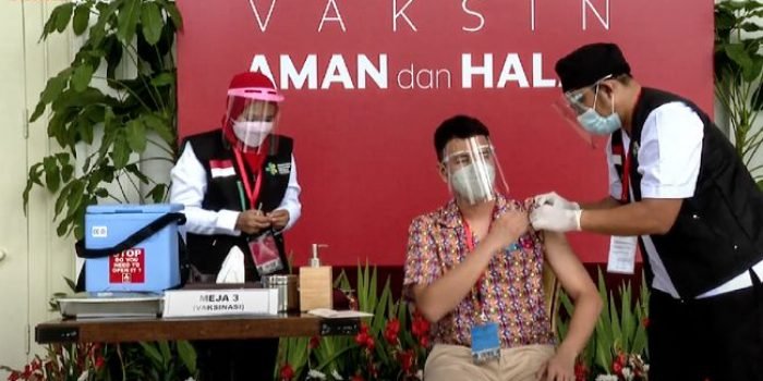 Raffi Ahmad Vaksinasi Perdana Covid-19 di Istana Kepresidenan
