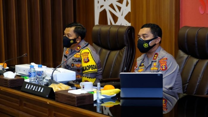 Kapolda Kaltim Irjen Pol. Drs. Herry Rudolf Nahak, M.Si. yang didampingi Wakapolda Kaltim Brigjen Pol. Drs. Hariyanto, S.H., M.Hum.,mengikuti Vicon bersama Kapolri dan PJU Mabes Polri, Selasa (23/2/2021). Foto : HO/Humas Polda Kaltim