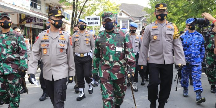 Tingkatkan Kesadaran Masyarakat, Pangdam VI/Mlw dan Kapolda Kaltim Gelar Operasi Pada Masa PPKM