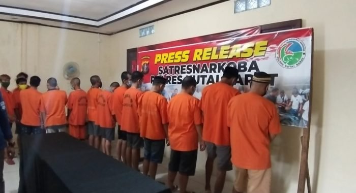 Seragam oranye, Para bandar narkoba tak berkutik saat diamankan di Polres Kutai Barat.