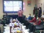 Bupati Kutai Barat, FX Yapan saat menyambut kedatangan Komandan Korem 091/ASN, Brigjen TNI Cahyo Suryo Putro di Makodim 0912/KBR.