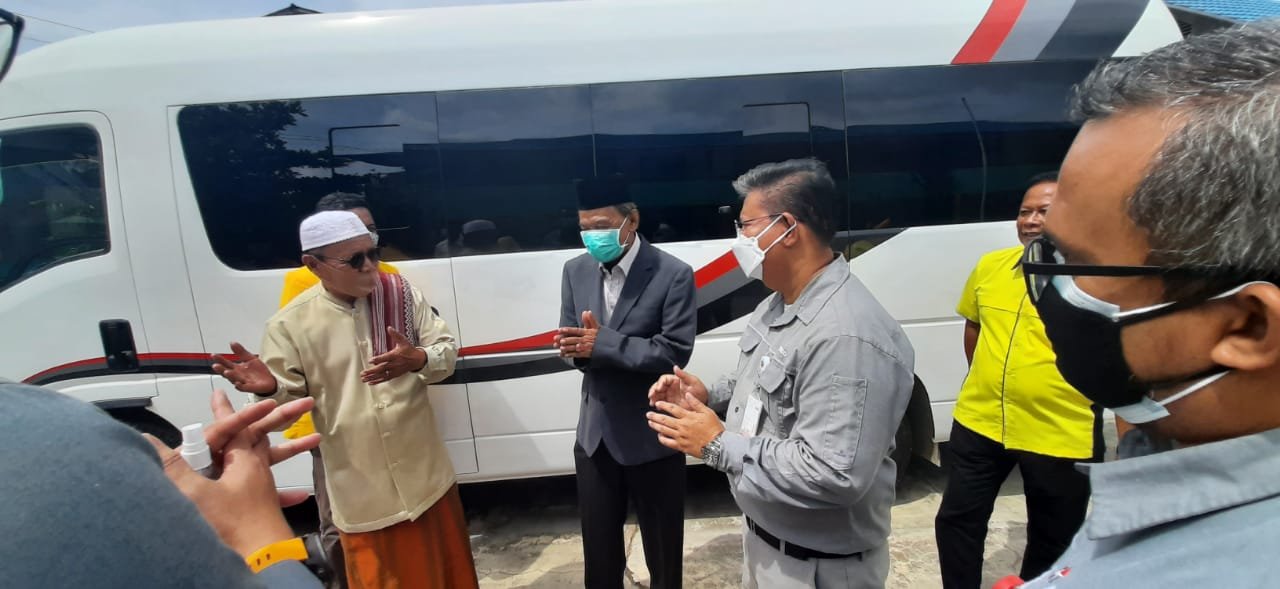 Serah terima bantuan oleh First Manager CSR PT. Kideco Jaya Agung Suryanto bersama Wakil Bupati Paser H. Kaharuddin  berupa 1 unit mobil minibus yang diserahkan kepada Pimpinan Pondok Pesantren Al-Ihsan Badruddin