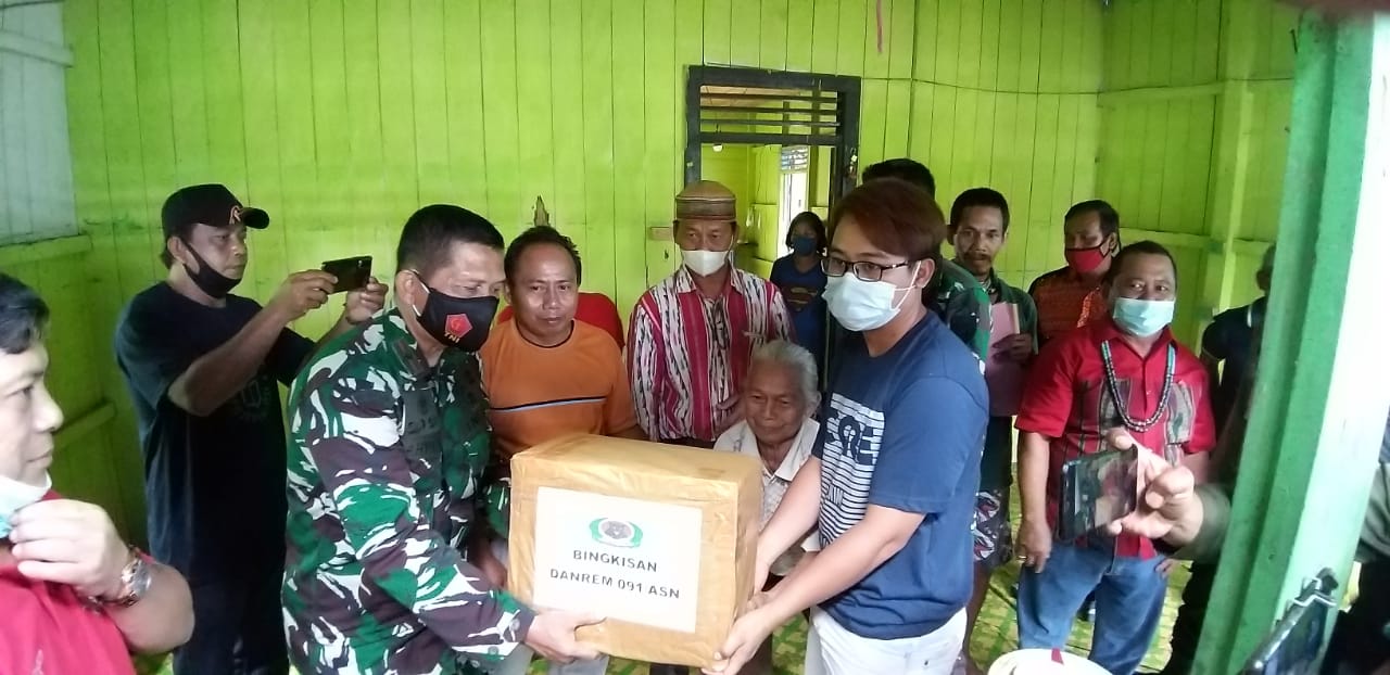 Danrem 091/ ASN Brigjen TNI Cahyo Suryo mengunjungi keluarga korban pembunuhan di Kampung Linggang Bigung, Kecamatan Barong Tongkok, Kabupaten Kutai Barat