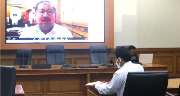 Sekretaris Daerah Kutai Barat Ayonius saat kegiatan rapat koordinasi melalui aplikasi zoom in.