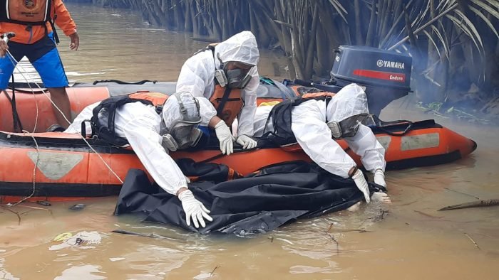 Tim Sar lakukan evakuasi terhadap korban tenggelam pada Minggu (14/2/2021).