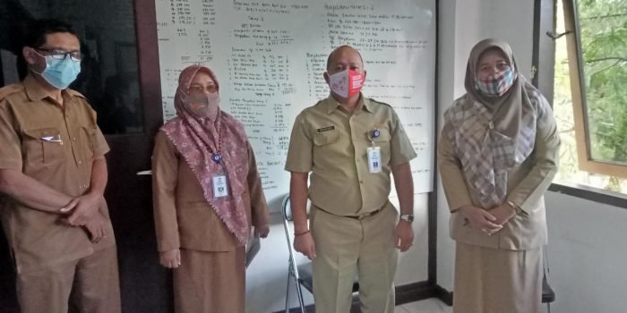 Kepala Bidang Perlindungan dan Jaminan Sosial, Dinsos Balikpapan Bahrian (dua dari kanan) saat ditemui di ruangannya, Senin (15/2/2021).