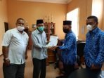 Pengembalian aset Daerah berupa 1 unit mobil oleh H. Kaharuddin yang diterima Kepala Dinas Pengelolaan Keuangan dan Aset Daerah Abdul Kadir, yang berlangsung di halaman Sekretariat Pemerintah Kabupaten Paser.