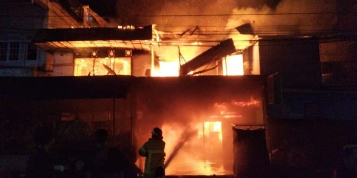 Kobaran api meluluhlantakkan bangunan ruko di kawasan Prapatan, Balikpapan dini hari tadi.