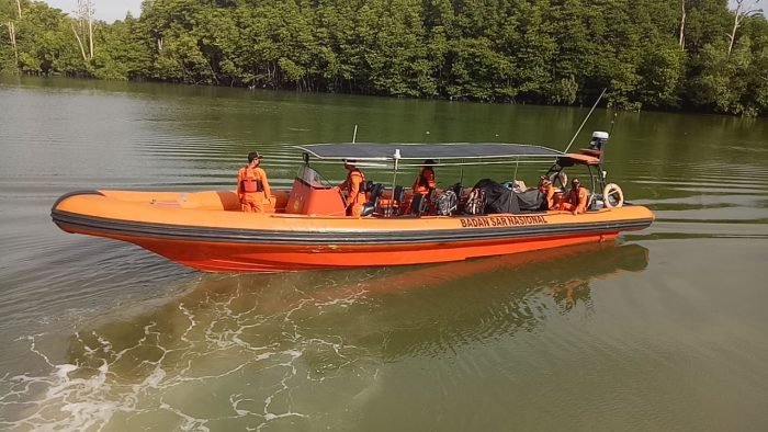 Tim Sar Melakukan Pencarian korban Muh Zainal di Perairan Penajam. Tim Sar Melakukan Pencarian korban Muh Zainal di Perairan Penajam.