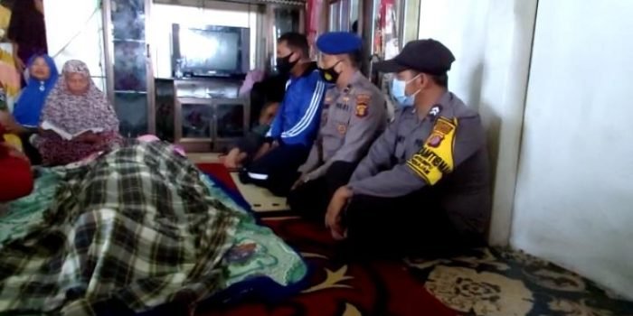 Suasana di rumah duka setelah korban Ditemukan.