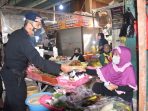 Dansat Brimob Polda Kaltim Bagikan Ratusan Masker ke Pedagang pasar klandasan. Jumat (19/2/2021).