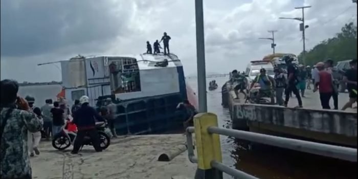 Feri Penyeberangan Rute Tebas-Tekarang Karam di Sungai Sambas, Pontianak