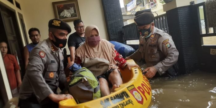 Wujud Negara Hadir, Personel TNI-Polri Dikerahkan Untuk Membantu Korban yang Kebanjiran