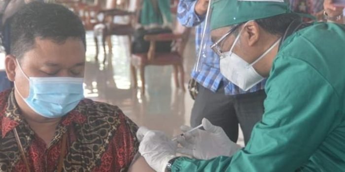 Ilustrasi pemberian vaksinasi covid-19 di wilayah Kabupaten Kutai Barat. 