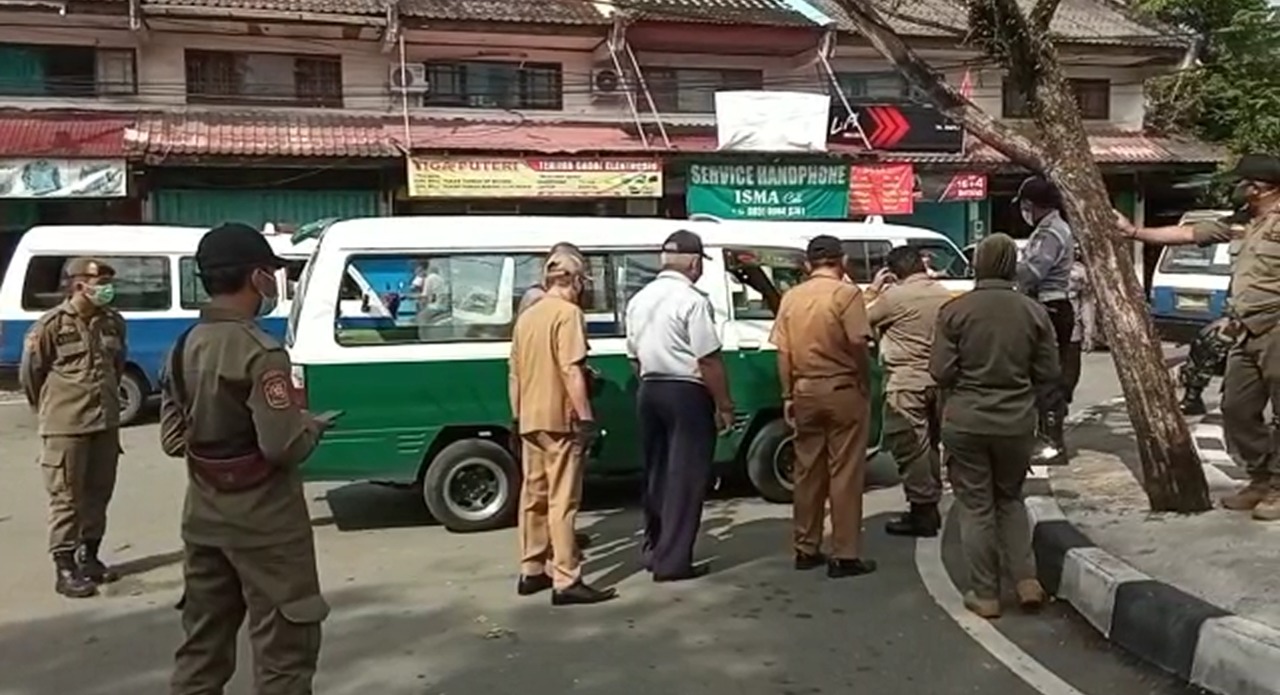 Sopir Angkot Menangis, Karena Tidak Pakai Masker dan Mendengar Petugas Ucap akan Amankan Angkotnya