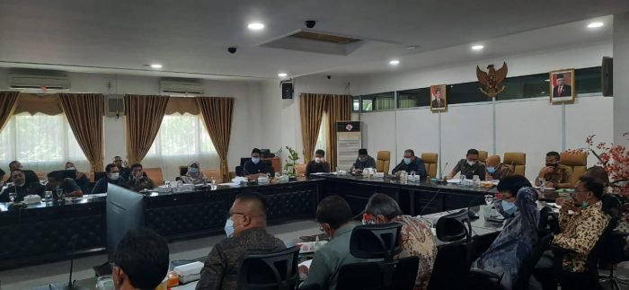 DPRD Paser dan Pemerintah Kabupaten Paser lakukan rapat terkait penetapan Kabupaten Paser sebagai lokasi rehabilitasi Daerah Aliran Sungai (DAS) PT. Kideco Jaya Agung. Foto : BorneoFlash.com/ Fitriani.