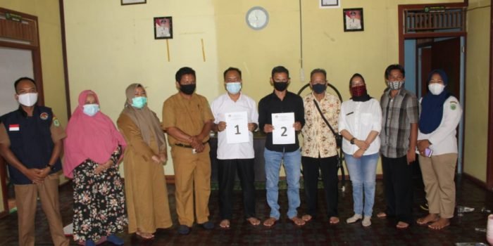 Penetapan dan pencabutan nomor urut calon petinggi (Kepala Kampung) di Kampung Jambuk, Kecamatan Bongan.