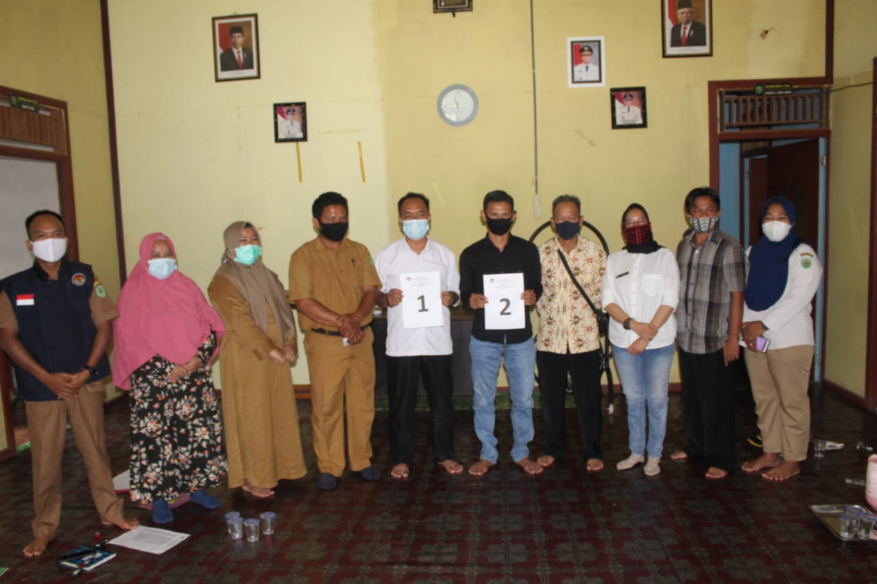 Penetapan dan pencabutan nomor urut calon petinggi (Kepala Kampung) di Kampung Jambuk, Kecamatan Bongan.