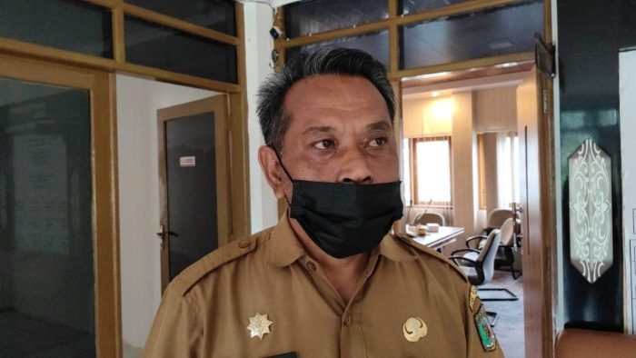 Katsul Wijaya Plh Bupati Paser usai kegiatan proses serah terima jabatan oleh mantan Wakil Bupati Paser H. Kaharuddin yang berlangsung di ruang Rapat Telake Kantor Bupati Paser. Foto : BorneoFlash.com/ Fitriani.