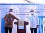 Anggota DPR RI Deddy Yevri H Sitorus, bersama General Manager PLN UIW Kaltimra, Saleh Siswanto pada Rabu (24/2/2021).