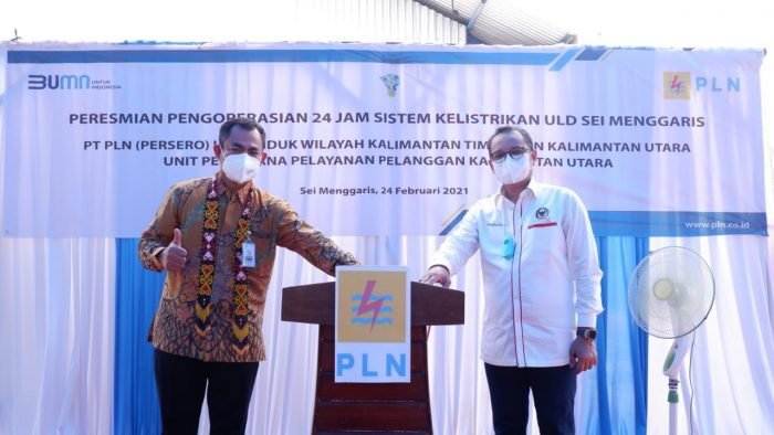 Anggota DPR RI Deddy Yevri H Sitorus, bersama General Manager PLN UIW Kaltimra, Saleh Siswanto pada Rabu (24/2/2021).