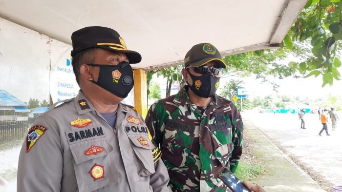 Kabag Ops Polres Paser Kompol Sarman dan Pasi Ops Kodim 0904/TNG Paser Letda Inf Qomarul Huda saat ditemui di Jln. Kusuma Bangsa KM 5, Tanah Grogot, Kabupaten Paser, Kalimantan Timur, diselah kegiatannya pada Operasi Yustisi.