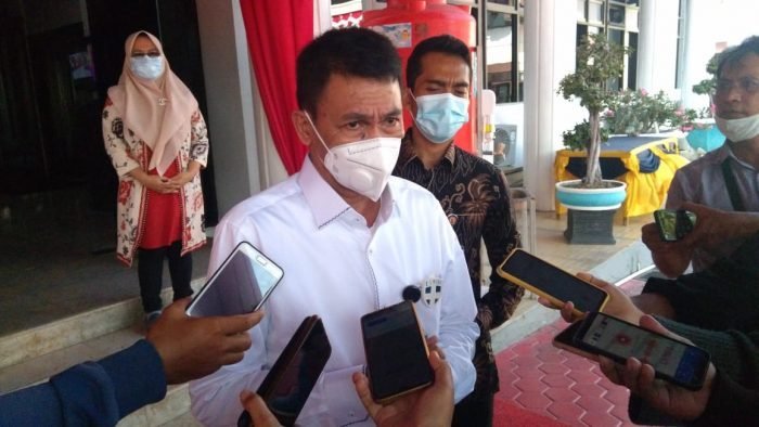 Wakil Ketua Komisi Pemberantasan Korupsi (KPK) Nawawi Pomolango ditemui awak media di halaman Pemkot Balikpapan Kamis (25/2/2021). Foto : BorneoFlash.com/ Muhammad Eko.