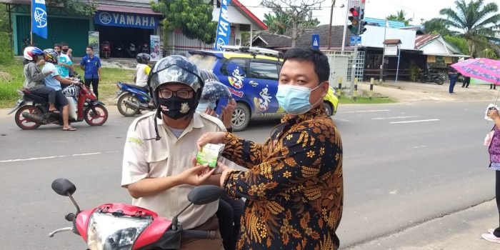 Ketua Pengadilan Negeri (PN) kelas II Kabupaten Kutai Barat, Jemmy Tanjung Utama, SH.,MH membagikan masker kepada pengguna jalan raya. Foto : BorneoFlash.com/ Lilis Suryani.
